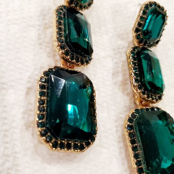 Gorgeous Emerald Green Dangling Earrings Faceted Cut Glass Bezelled Mini Stones - Picture 1 of 6